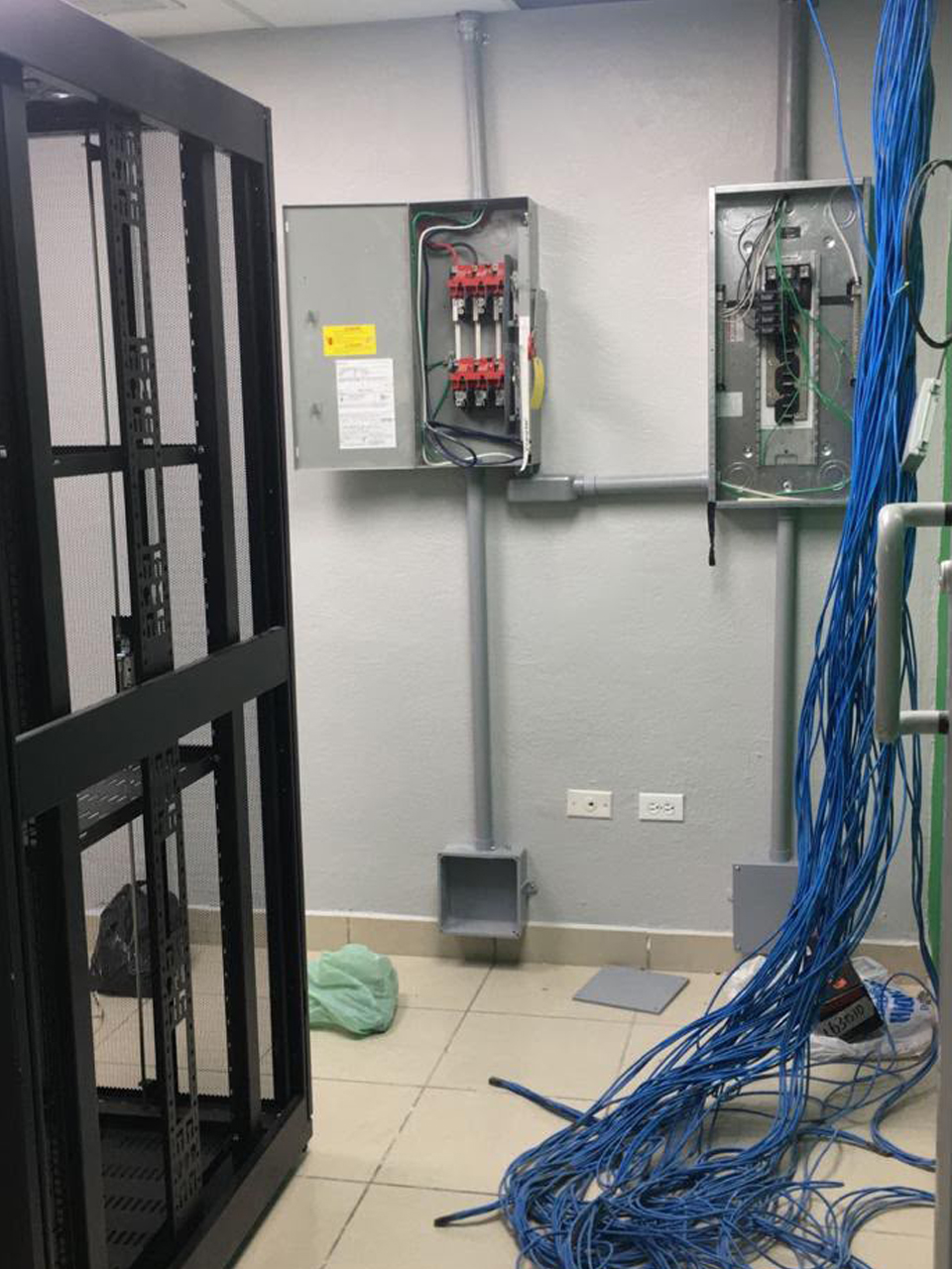 Sala de equipos durante la instalación